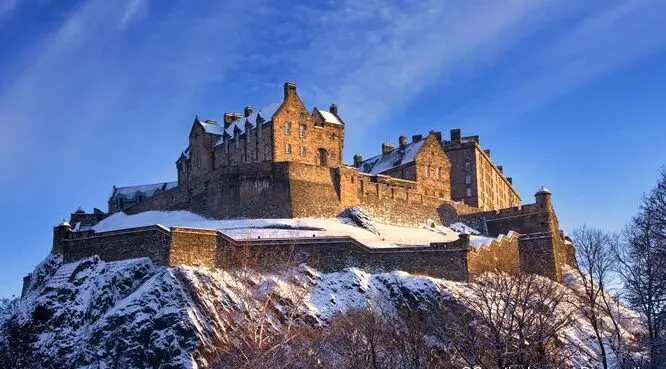 Retroceda en el tiempo: el Castillo de Edimburgo en Escocia - Dreamstime