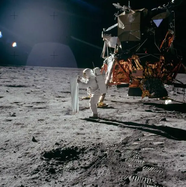 Restringiendo la historia evolutiva de la Luna y el interior...