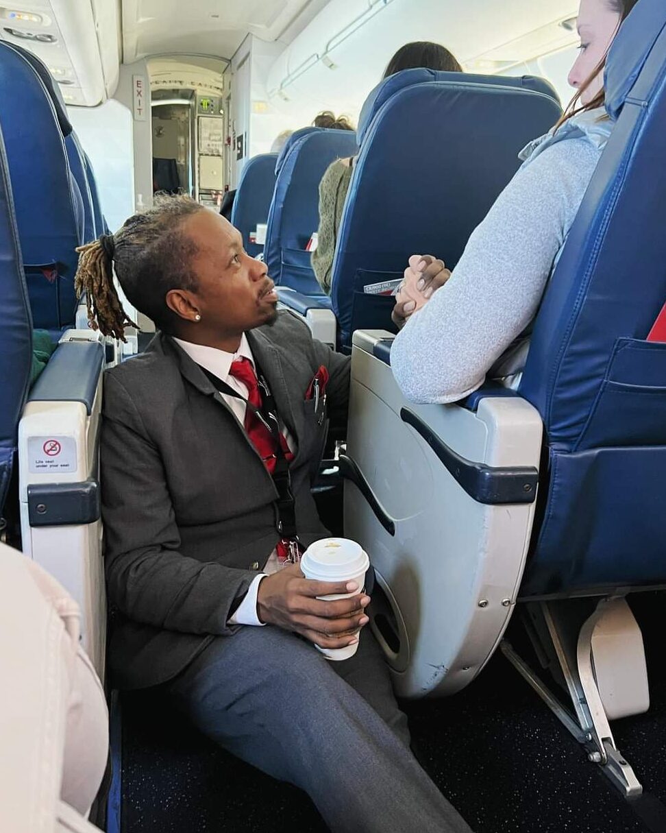 Esta mujer estaba tan nerviosa por volar, que la azafata...