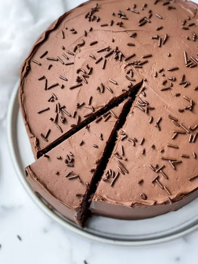 Pastel de chocolate con crema de mantequilla de chocolate