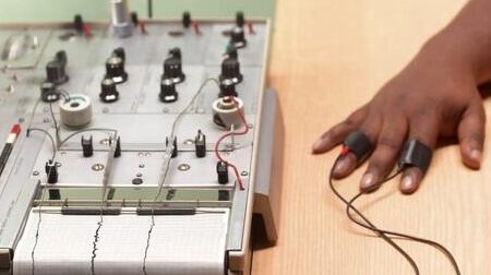 Cómo pasar una prueba de polígrafo (prueba del detector de mentiras): 15 consejos