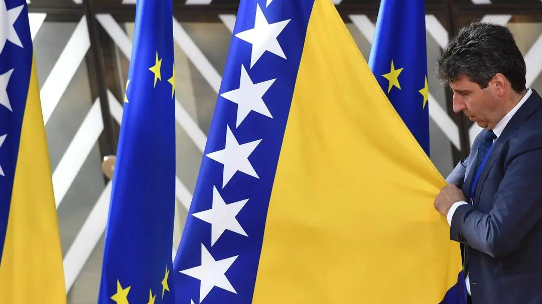 Bruselas recomienda conceder a Bosnia el estatus de candidato a la UE...