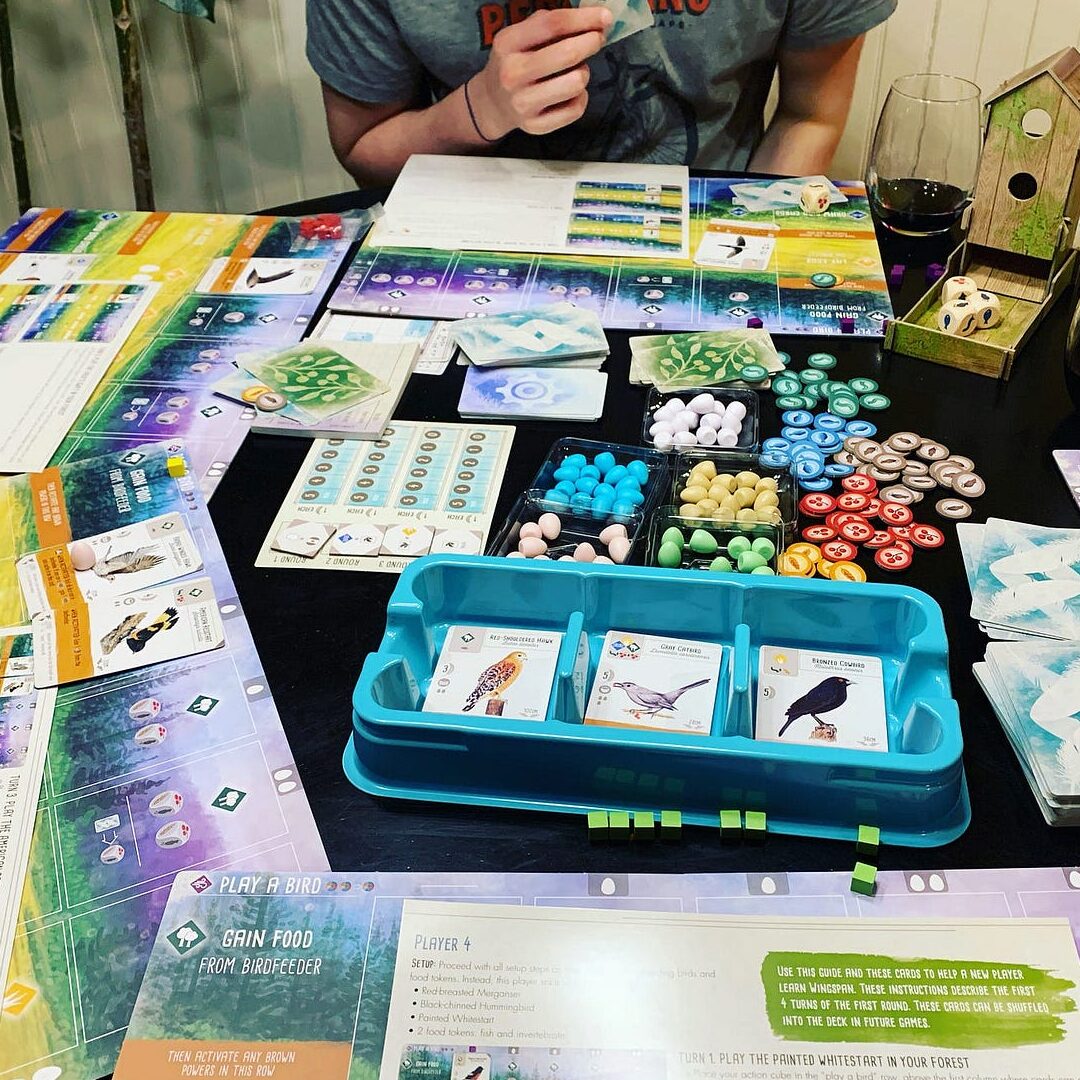 Las bandejas apilables para juegos de mesa organizan fichas de juegos, dados y todo...